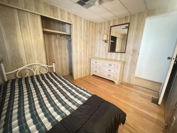 1975 Hillcrest Manufactured Home