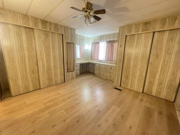 1975 Hillcrest Manufactured Home