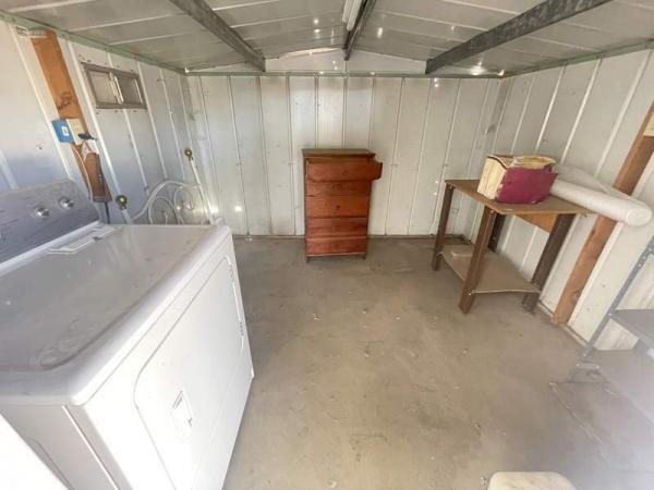 1975 Hillcrest Manufactured Home