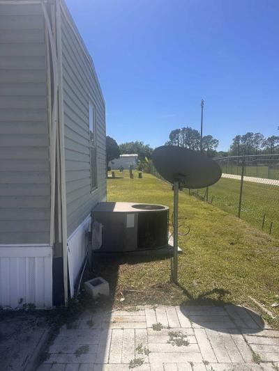 Photo 4 of 17 of home located at 827 Aspen Dr. Lakeland, FL 33815