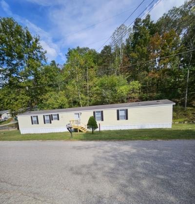Photo 2 of 21 of home located at 606 Cow Creek Rd Hurricane, WV 25526