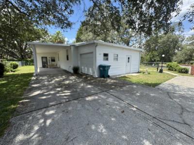 Photo 3 of 30 of home located at 1920 Marion County Rd, #111 Weirsdale, FL 32195