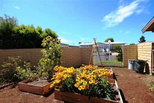 1976 Prestige NEw Kitchen, Paint   A/C Mobile Home