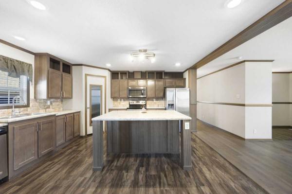 2016 CHAMPION HOME BUILDERS, INC. 04CHGCG3268B Mobile Home