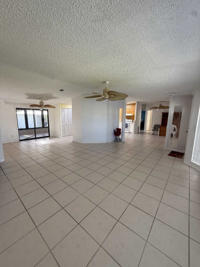 Photo 5 of 23 of home located at 701 Aqui Esta Dr Lot 268 Punta Gorda, FL 33950