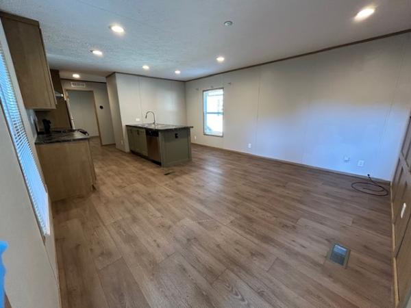 2023 30CEJ16663AH22  Home