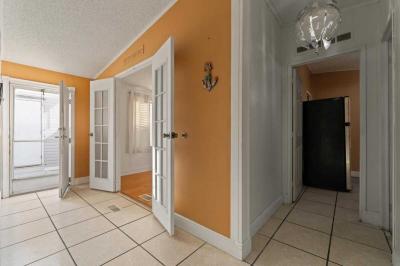 Photo 4 of 20 of home located at 41 Citrus Lane Davie, FL 33325