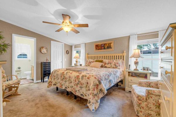 Commodore Homes of Pa. Lindy Manufactured Home