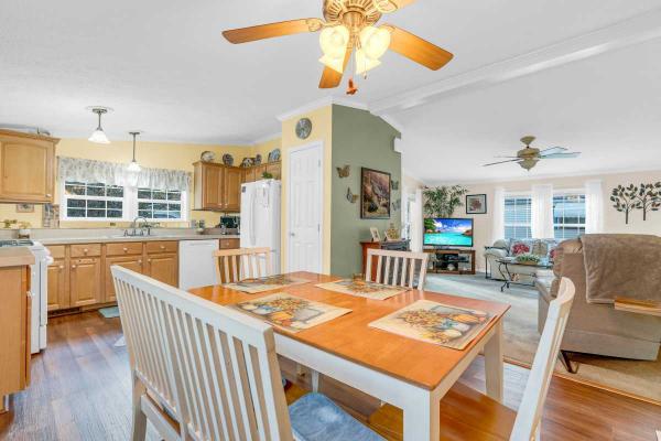 Commodore Homes of Pa. Lindy Manufactured Home