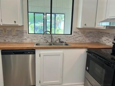 Photo 5 of 9 of home located at 2421 Lakeside Dr Leesburg, FL 34788