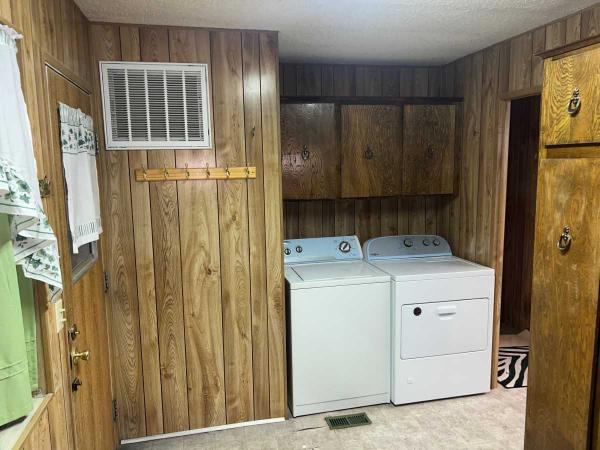 1981 LANCER HOMES INC.	 ROYAL MONARCH Manufactured Home