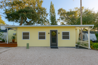 Photo 4 of 27 of home located at 1610 West Bay Dr Largo, FL 33770