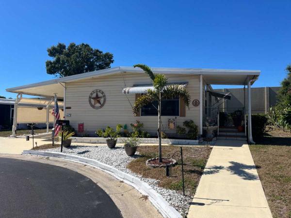 Photo 1 of 2 of home located at 2001 83rd Avenue North, Lot 4017 Saint Petersburg, FL 33702