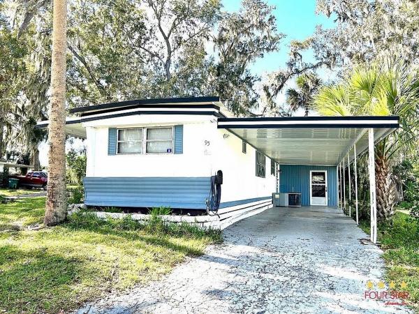 Photo 1 of 2 of home located at 95 Hillcrest Ln Leesburg, FL 34748