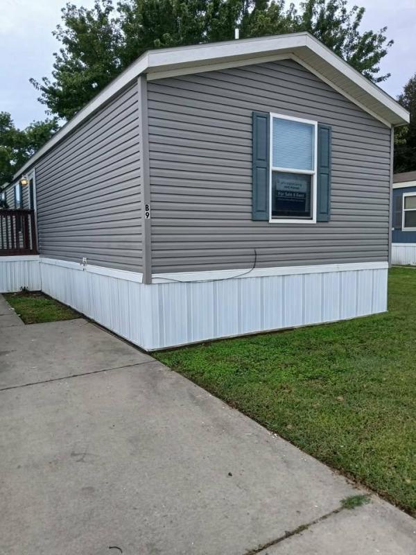 Photo 1 of 2 of home located at 2201 E. Macarthur Rd. Lot B-09 Wichita, Ks 67216 Wichita, KS 67216