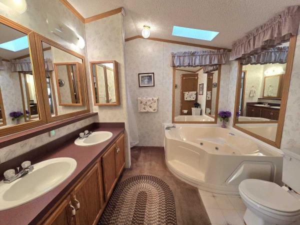 1999 Commodore Mobile Home