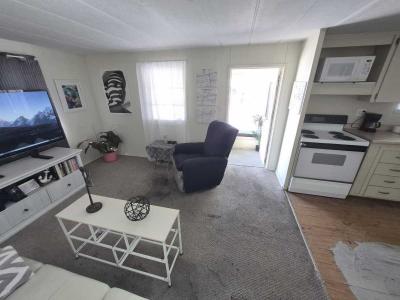 Photo 4 of 22 of home located at 7400 46th Ave Saint Petersburg, FL 33709