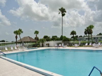 Photo 5 of 10 of home located at 1405 82nd Avenue, Site #104 Vero Beach, FL 32966