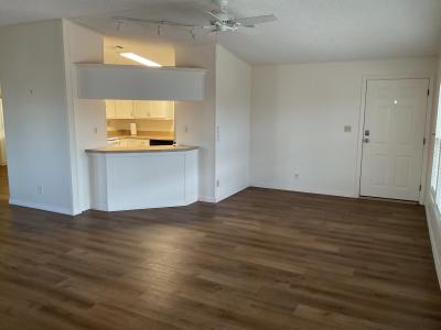 Photo 5 of 20 of home located at 3901 Bahia Vista St. #420 Sarasota, FL 34232