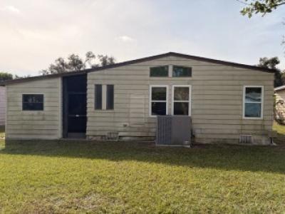 Photo 4 of 13 of home located at 1005 48th Ave Dr. E Bradenton, FL 34203