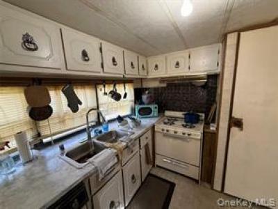 Photo 3 of 10 of home located at 409 Sandgate Drive New Windsor, NY 12553