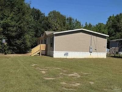 Photo 2 of 27 of home located at 10028 Bellbrook Rd Milton, FL 32583