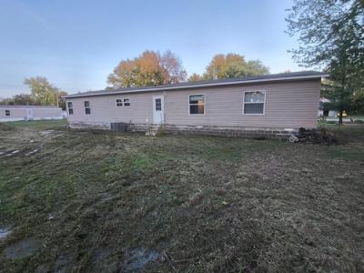 Photo 3 of 13 of home located at 1207 SW 6th St Fairfield, IL 62837