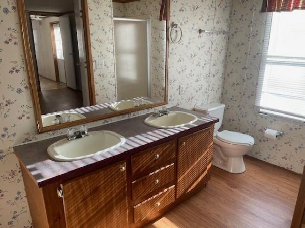 1998 Oakwood Manufactured Home