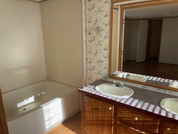 1998 Oakwood Manufactured Home