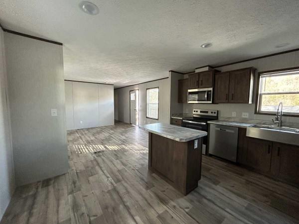 2025 Commodore Mobile Home