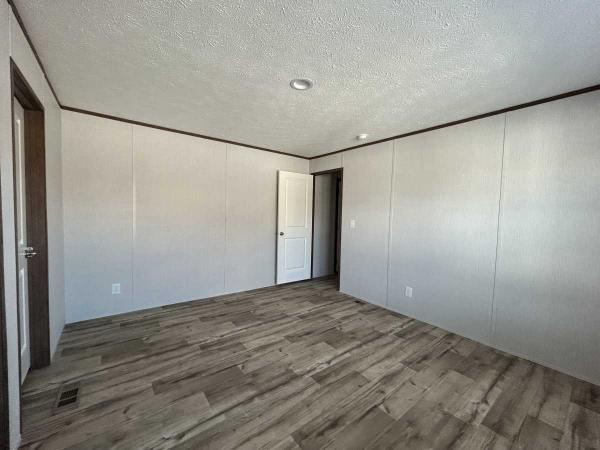 2025 Commodore Mobile Home