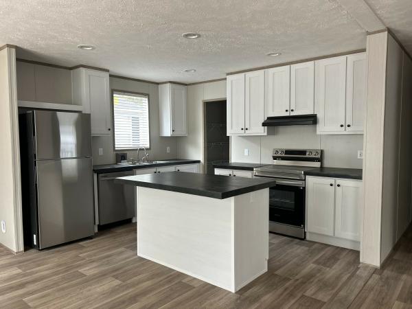 2025 Clayton 34CCS28483AH25 Mobile Home