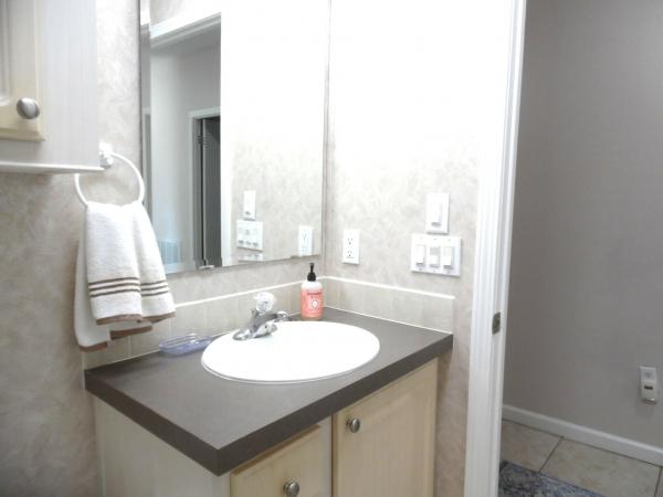 2005 Homes of Merit T17205 Mobile Home