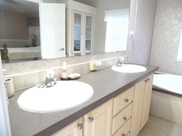 2005 Homes of Merit T17205 Mobile Home