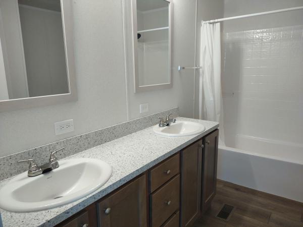 2025 Fairmont 19 430LE24603A  Home