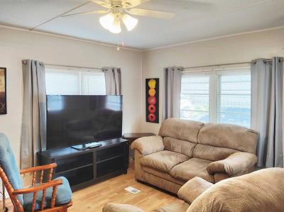 Photo 4 of 11 of home located at 370 53rd Ave N Saint Petersburg, FL 33709