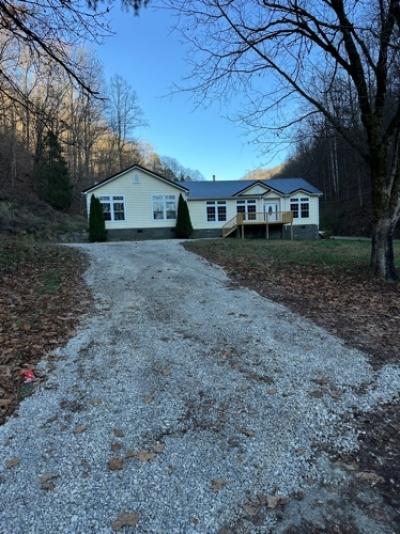 Mobile Home at 2828 Powells Crk Pikeville, KY 41501