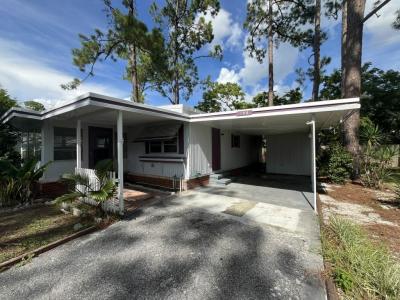 Photo 2 of 20 of home located at 198 Woodland Drive Leesburg, FL 34788