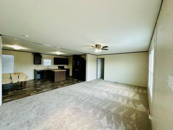 2018 CHAMPION HOME BUILDERS INC 12RM2868A Mobile Home