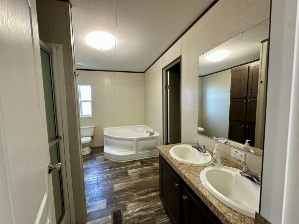 2018 CHAMPION HOME BUILDERS INC 12RM2868A Mobile Home