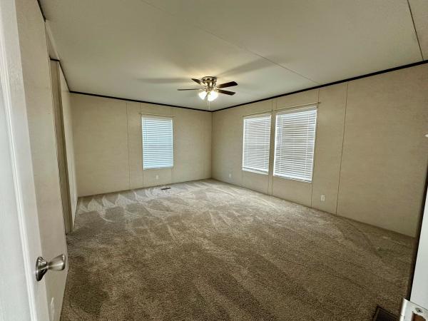 2018 CHAMPION HOME BUILDERS INC 12RM2868A Mobile Home