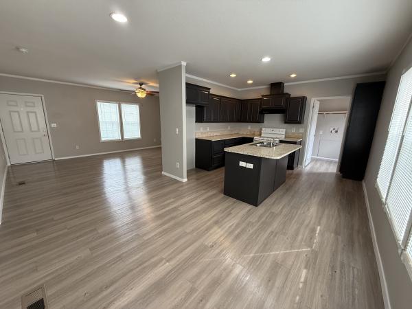 2014 CMH Manufacturing 32SUN28564AH14 Mobile Home