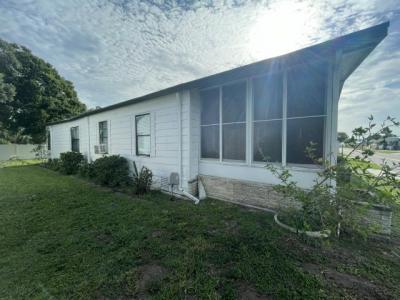 Photo 5 of 14 of home located at 905 46th Ave E Bradenton, FL 34203