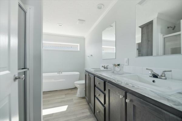 2025 Fleetwood 40 28563C  Home