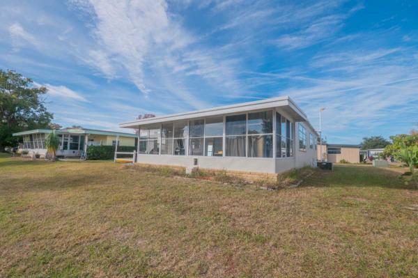 Photo 1 of 2 of home located at 132 W Sterling Way Leesburg, FL 34788