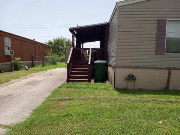 2017 Singlewide 10-G-RM1656A Mobile Home