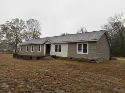 Mobile Home at 4401 Nelsons Ferry Rd Summerton, SC 29148