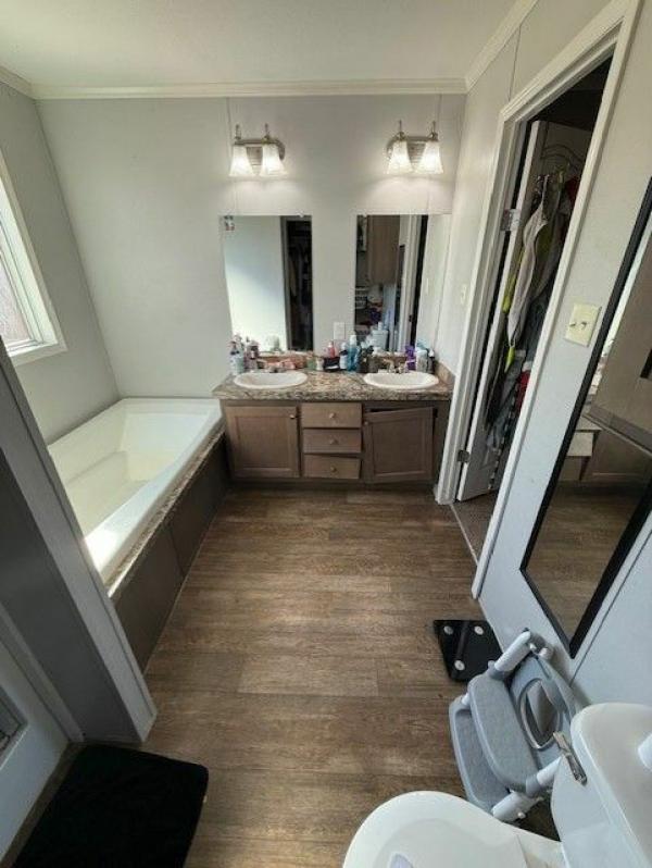 2018 CHAMPION HOME BUILDERS, INC 20-YS1676D Mobile Home