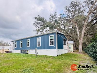 Photo 4 of 55 of home located at 3605 Umbrella Tree Lane Oxford, FL 34484