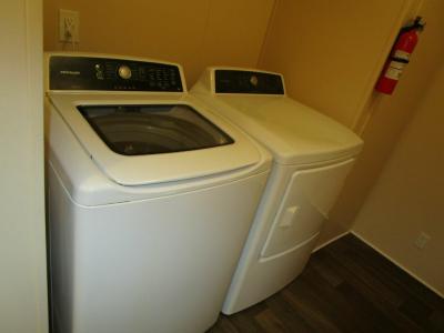 Photo 4 of 14 of home located at 17523 Oak Grove Brownstown, MI 48174